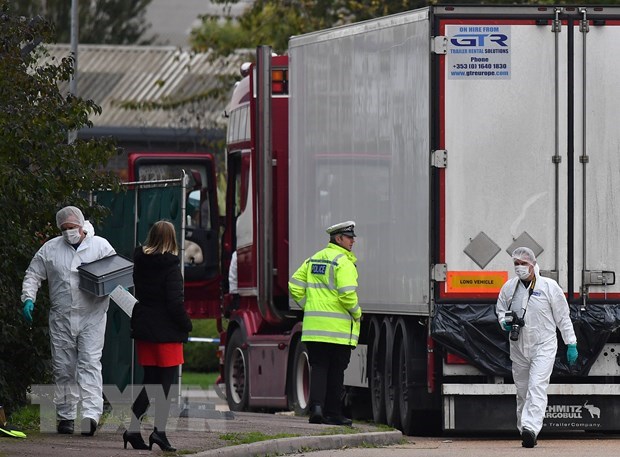 Cảnh sát Anh điều tra tại hiện trường phát hiện xe container chở 39 thi thể ở Khu công nghiệp Waterglade thuộc Grays, hạt Essex, phía đông London ngày 23-10-2019. (Nguồn: AFP/TTXVN)