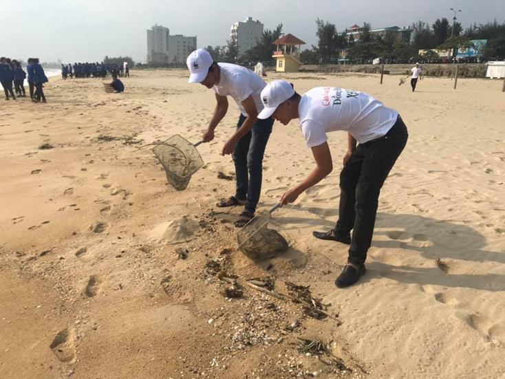 Các thành viên trong CLB làm vệ sinh tại bãi biển Nhật Lệ