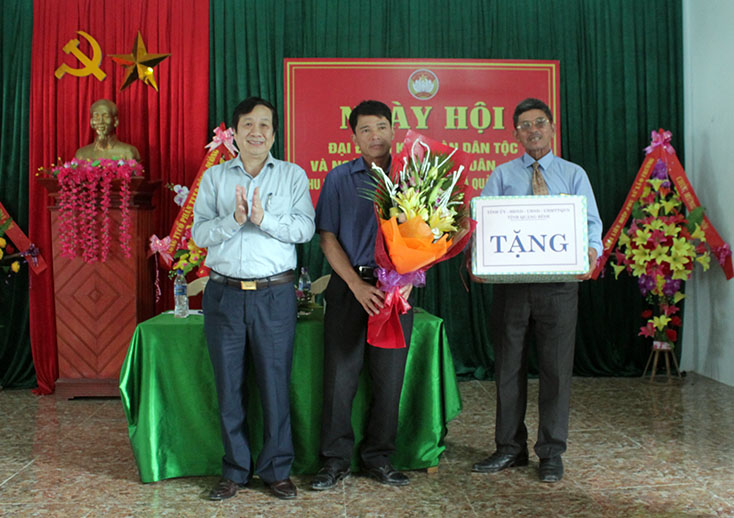đồng chí Nguyễn Xuân Quang, Phó Chủ tịch Thường trực UBND tỉnh tặng hoa chúc mừng  nhân dân và cán bộ thôn Thuận Hòa 