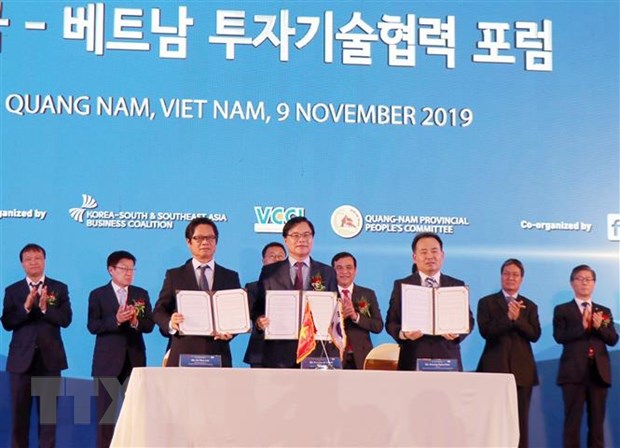 Ký kết thỏa thuận hợp tác giữa các doanh nghiệp Hàn Quốc với VCCI. (Ảnh: Trần Tĩnh/TTXVN)