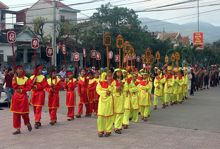 Sau một thập kỷ xây dựng NTM, nhiều lễ hội văn hóa được quan tâm phát triển (lễ hội cờ người tại xã Cảnh Dương, huyện Quảng Trạch) 