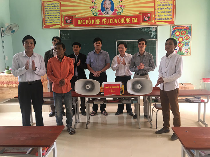 Đồng chí Nguyễn Công Huấn, Uỷ viên Ban Thường vụ, Trưởng ban Dân vận Tỉnh ủy và đại diện lãnh đạo các đơn vị trao quà cho bản Khe Khế.