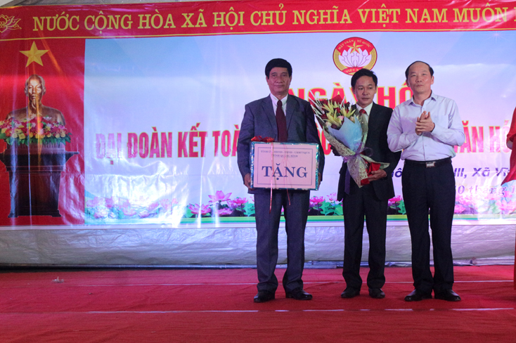 Đồng chí Trưởng ban Tổ chức Tỉnh ủy cũng đã tặng hoa chúc mừng cán bộ và nhân dân thôn Lệ Kỳ 3, xã Vĩnh Ninh nhân  