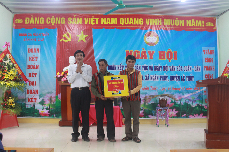Đồng chí Nguyễn Công Huấn, Ủy viên Ban thường vụ, Trưởng Ban Dân vận Tỉnh ủy trao quà cho bản Khe Giữa