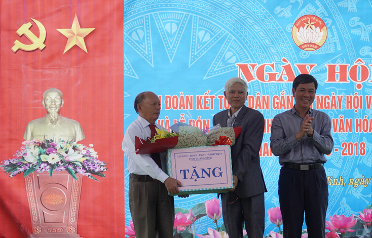 Đồng chí Lê Văn Phúc, Ủy viên Ban Thường vụ Tỉnh ủy, Bí thư Thành ủy Đồng Hới tặng hoa và quà cho nhân dân và cán bộ thôn 6, xã Lộc Ninh.