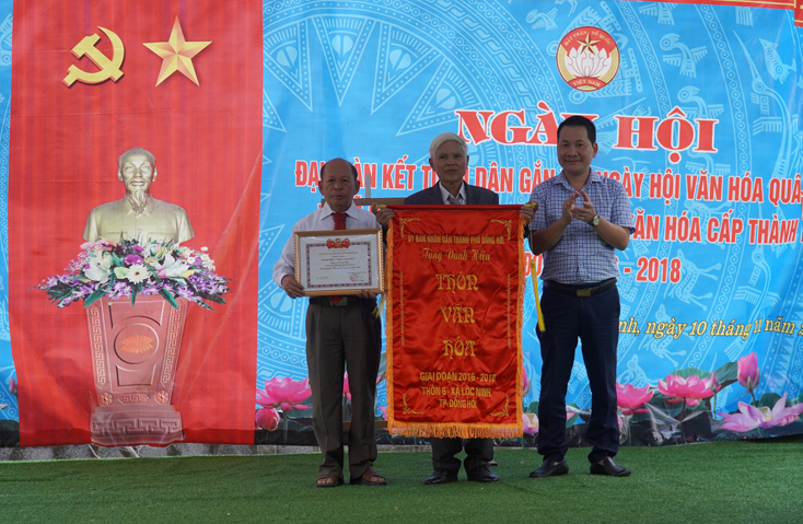 Đại diện lãnh đạo TP. Đồng Hới trao tặng danh hiệu Thôn văn hóa cấp thành phố giai đoạn 2016-2018 cho thôn 6, xã Lộc Ninh.