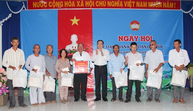 Bí thư Trung ương Đảng, Chủ tịch Ủy ban Trung ương Mặt trận Tổ quốc Việt Nam Trần Thanh Mẫn tặng quà đại diện ấp Phú Xuân và nhân dân trong ấp nhân Ngày hội Đại đoàn kết toàn dân tộc. (Ảnh: Hồng Thái/TTXVN)