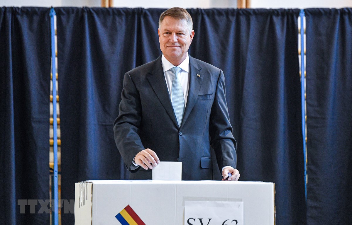 Tổng thống Romania Klaus Iohannis bỏ phiếu tại một địa điểm bầu cử ở Bucharest, Romania, ngày 10-11-2019. (Ảnh: AFP/TTXVN)