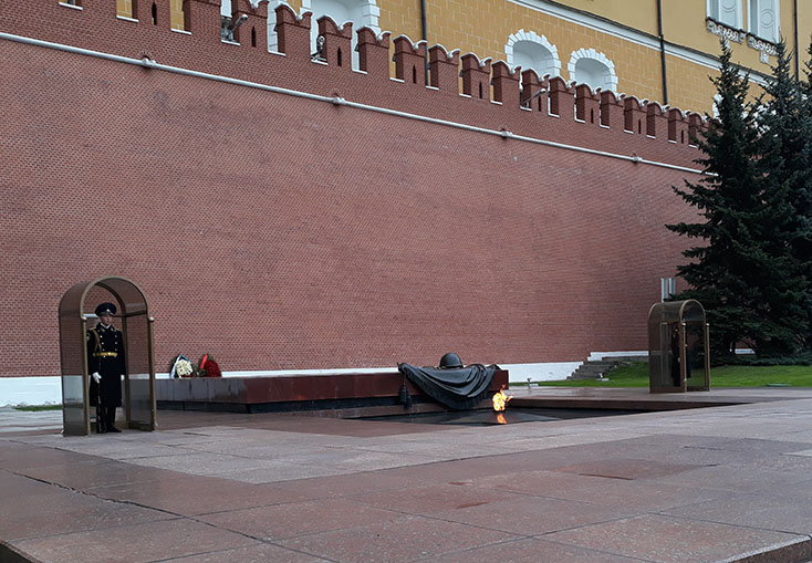  Ngọn lửa vĩnh cửu dưới chân tường Kremlin.