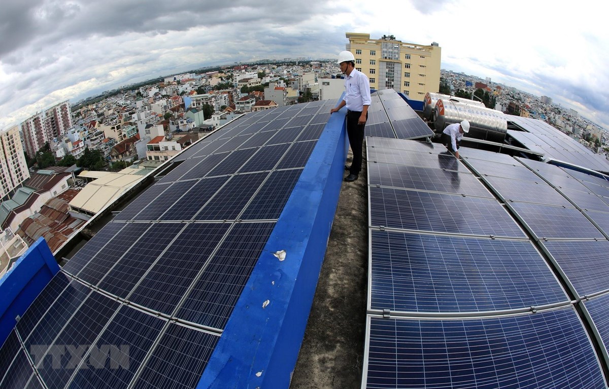 Hệ thống điện Mặt Trời áp mái được lắp đặt trên nóc trụ sở Công ty Điện lực Gò Vấp, Thành phố Hồ Chí Minh. (Ảnh: Ngọc Hà/TTXVN)