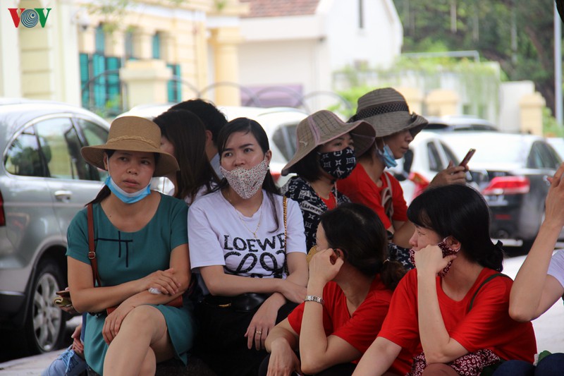 Nhiều giáo viên hợp đồng Hà Nội tại trụ sở tiếp dân UBND TP Hà Nội để gửi đơn kêu cứu trước nguy cơ bị sa thải. 
