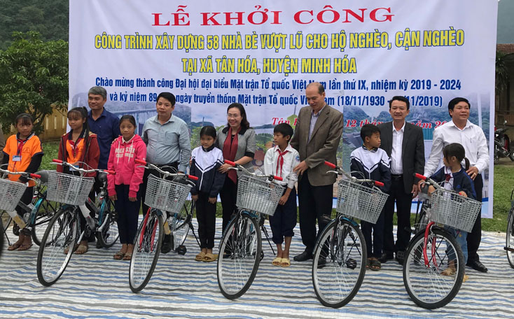 Đại diện lãnh đạo Ủy ban MTTQVN tỉnh và lãnh đạo huyện Minh Hóa trao tặng xe đạp cho học sinh nghèo vượt khó học giỏi của xã Tân Hóa