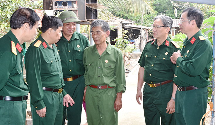 Các đồng chí cán bộ Hội CCB tỉnh trao đổi kinh nghiệm sản xuất với ông Trần Công Hậu, hội viên CCB xã Cảnh Dương (huyện Quảng Trạch) 