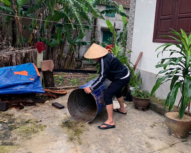 Người dân xã Quảng Lộc (thị xã Ba Đồn) dọn dẹp vệ sinh, phòng chống dịch bệnh SXH. 