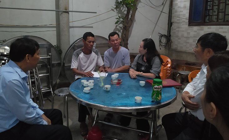 Đồng chí Chủ tịch Ủy ban MTTQVN tỉnh Phạm Thị Hân thăm hỏi, chia sẻ, động viên người thân của nạn nhân