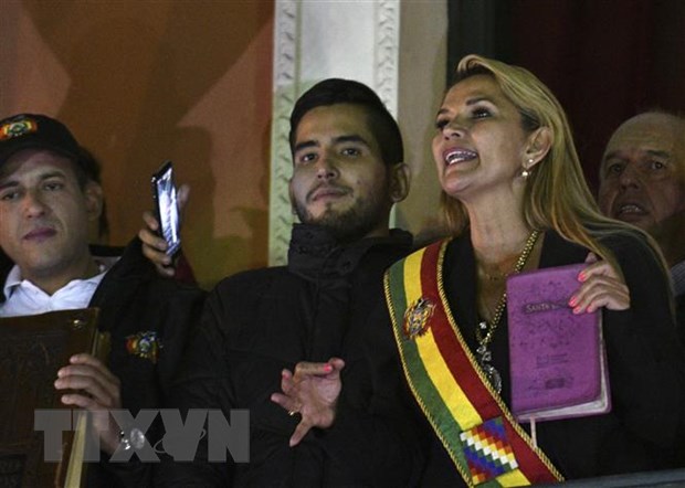 Tổng thống tạm quyền Bolivia Jeanine Anez (phải, phía trước) sau khi tuyên thệ nhậm chức tại Quốc hội ở La Paz. (Ảnh: AFP/TTXVN)