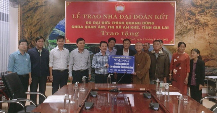 Đại đức Thích Quang Dũng trao tặng số tiền 400 triệu đồng xây dựng 10 nhà “Đại đoàn kết” cho đại diện lãnh đạo Ủy ban MTTQVN tỉnh 