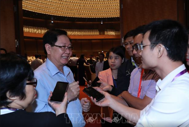 Bộ trưởng Bộ Nội vụ Lê Vĩnh Tân chia sẻ với báo chí bên hành lang Quốc hội. (Nguồn ảnh: TTXVN)