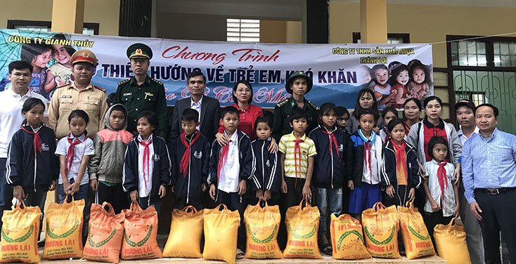 Ban tổ chức trao quà cho các em học sinh có hoàn cảnh khó khăn của Trường phổ thông dân tộc bán trú tiểu học và THCS Lâm Thủy.