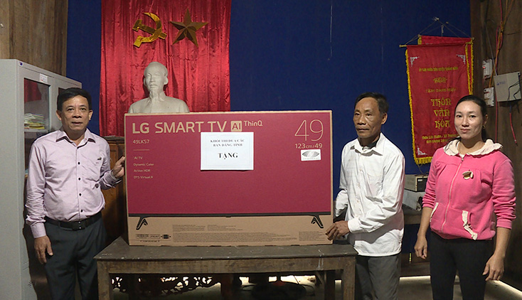Đại diện Khối thi đua các ban Đảng tặng 1 smart tivi cho cán bộ và nhân dân thôn Liên Xuân (Trường Sơn).	