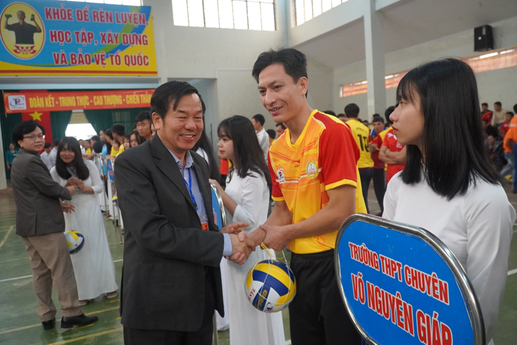  Đồng chí Trần Đình Nhân, Phó Giám đốc Sở GD-ĐT, Phó Trưởng Ban tổ chức giải trao cờ lưu niệm cho các đội bóng tham dự giải.