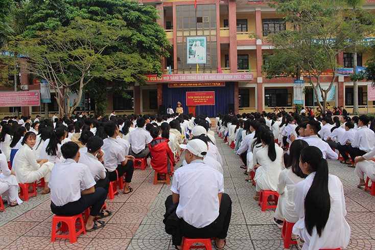 Đông đảo học sinh Trường THPT Nguyễn Trãi tham gia buổi tuyên truyền, phổ biến pháp luật về ATGT.