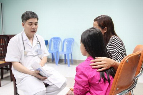 Cha mẹ cần quan tâm đến các em tuổi dậy thì, nếu  là bệnh lý cần đưa các em đến bác sĩ để được tư vấn và điều trị.