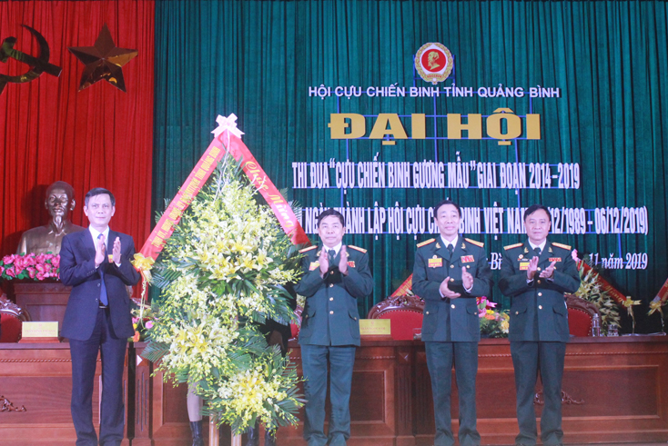 Đồng chí Trần Thắng, Phó Bí thư Thường trực Tỉnh ủy tặng hoa chức mừng Đại hội thi đua “CCB gương mẫu”