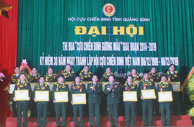 Lãnh đạo Trung ương Hội CCB Việt Nam trao bằng khen cho các tập thể, cá nhân có thành tích xuất sắc trong phong trào thi đua “CCB gương mẫu”