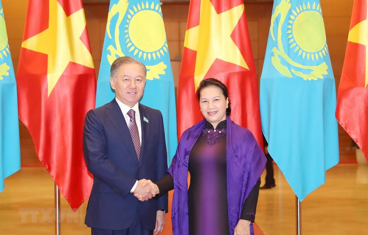 Chủ tịch Quốc hội Nguyễn Thị Kim Ngân và Chủ tịch Hạ viện Kazakhstan Nurlan Nigmatulin tại Lễ đón. (Ảnh: Trọng Đức/TTXVN)