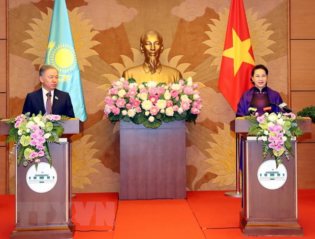 Chủ tịch Quốc hội Nguyễn Thị Kim Ngân và Chủ tịch Hạ viện Cộng hòa Kazakhstan Nurlan Nigmatulin họp báo sau hội đàm. (Ảnh: Trọng Đức/TTXVN)