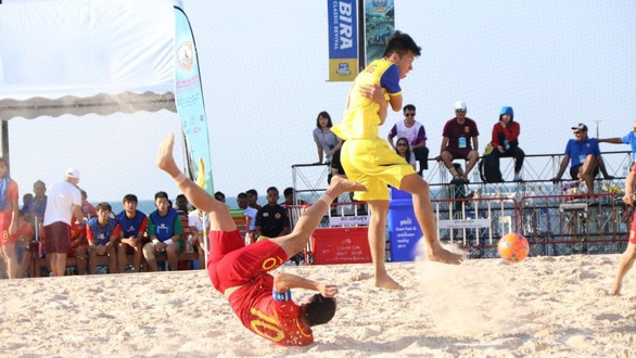 Việt Nam (áo vàng) đã vượt qua đội khách mời Trung Quốc 7-5 ở trận ra quân Giải bóng đá bãi biển Đông Nam Á 2019 - Ảnh: Aseanfootball