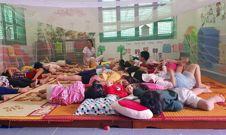 Dùng màn cho trẻ trong giờ ngủ, cách phòng, chống SXH hiệu quả của Trường mẫu giáo SOS Đồng Hới. 