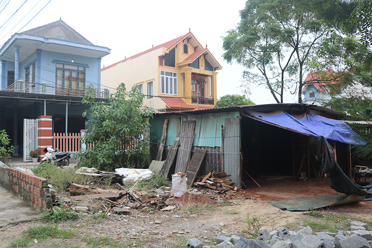 Nhiều người dân ở tổ dân phố 6, phường Hải Thành phản ánh xưởng mộc của ông Trần Thanh Nam gây ô nhiễm môi trường. 