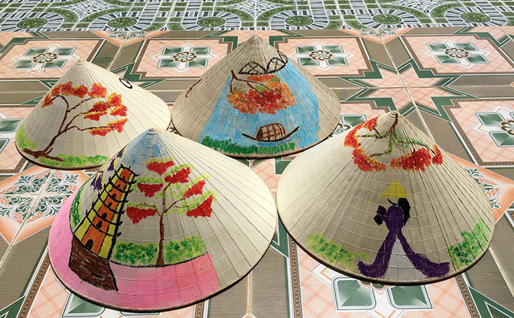 Những chiếc nón lá được vẽ thêm tranh có sức hấp dẫn với du khách, nhất là khách nước ngoài khi đến Quảng Bình. 