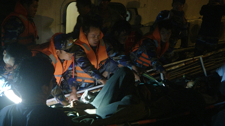 Lực lượng cứu nạn đã đưa nạn nhân cập Cảng Hòn La