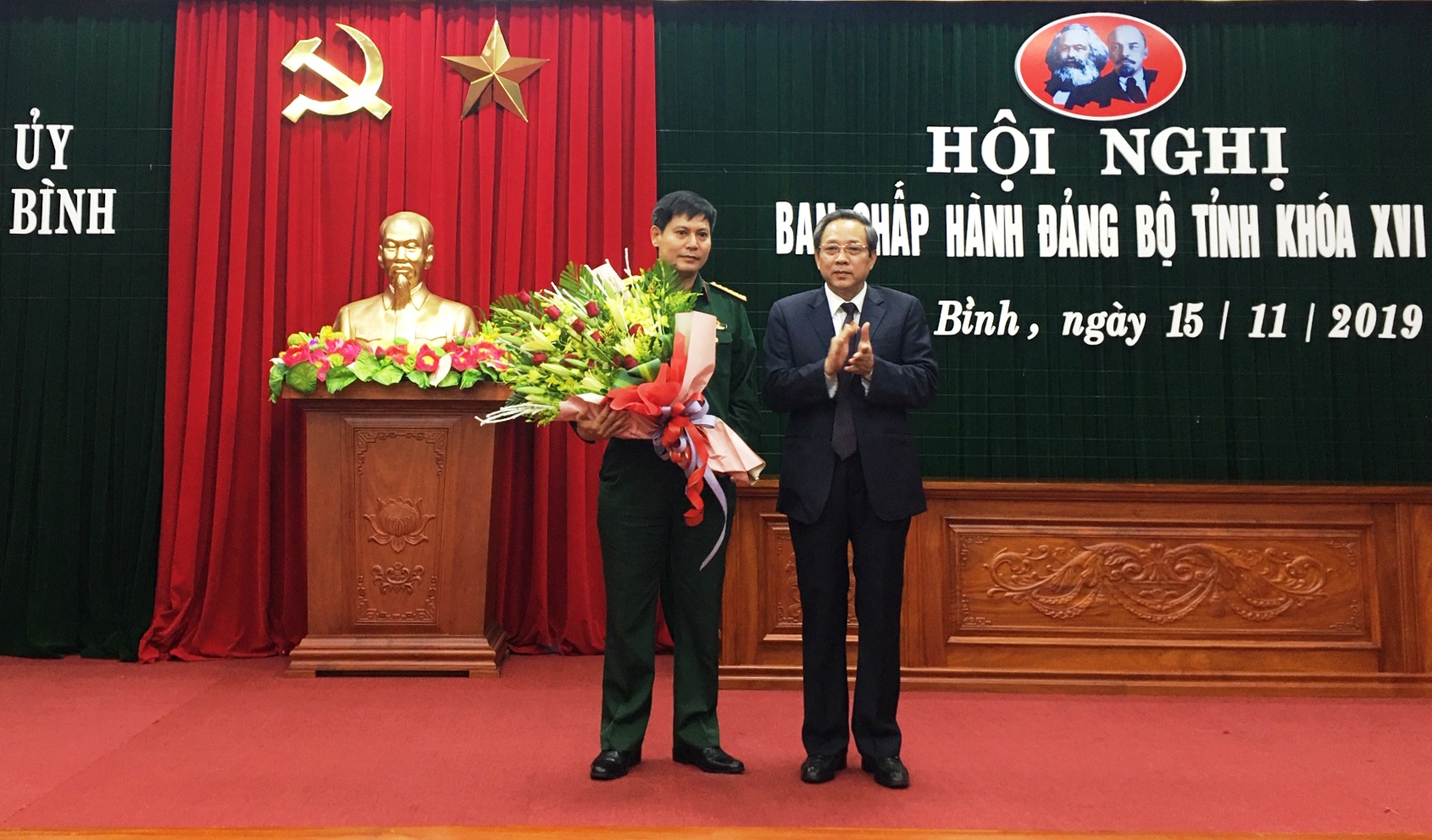 Đồng chí Bí thư Tỉnh ủy Hoàng Đăng Quang tặng hoa chúc mừng Đại tá Lê Văn Vỹ được bầu giữ chức Ủy Ban Thường vụ Tỉnh ủy nhiệm kỳ 2015 - 2020