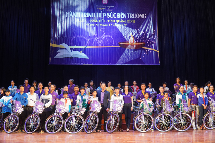 Tổ chức từ thiện Acecharity trao xe đạp và ba lô cho HS Quảng Bình.