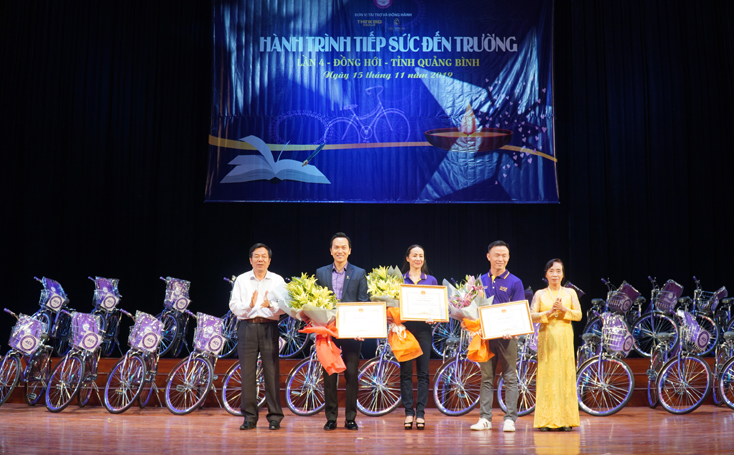 Thay mặt lãnh đạo tỉnh, đại diện Hội Khuyến học Quảng Bình và Sở Giáo dục-Đào tạo trao bằng khen và hoa chúc mừng các nhà tài trợ.