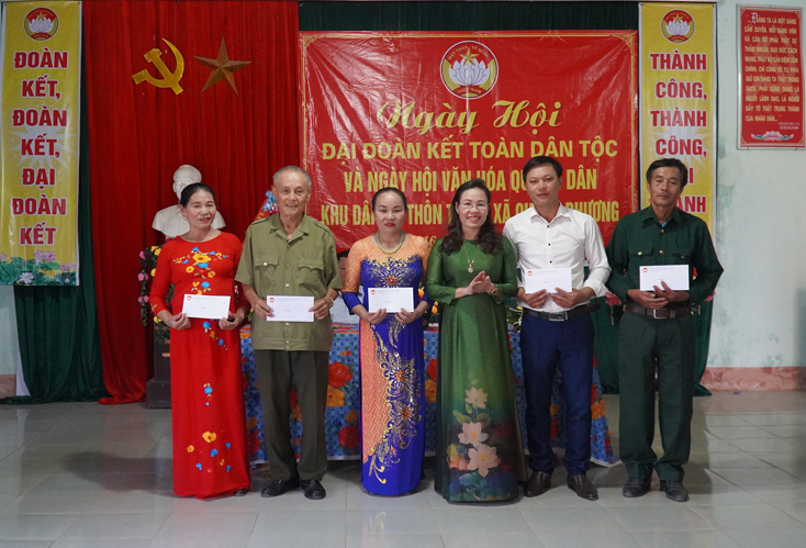 Chủ tịch Ủy ban MTTQVN tỉnh Phạm Thị Hân tặng quà cho các gia đình tiêu biểu năm 2019.