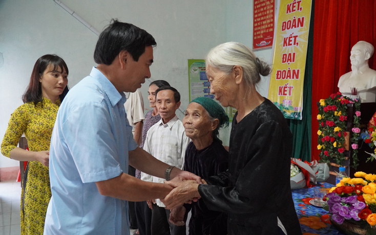 Đại diện huyện Quảng Trạch trao quà cho các hộ nghèo.