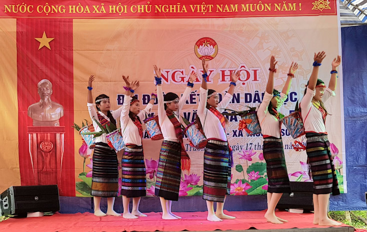 Nhân dân bản Đá Chát tham gia các tiết mục văn nghệ trong “Ngày hội đại đoàn kết toàn dân tộc” gắn với “Ngày hội văn hóa quân-dân” năm 2019.