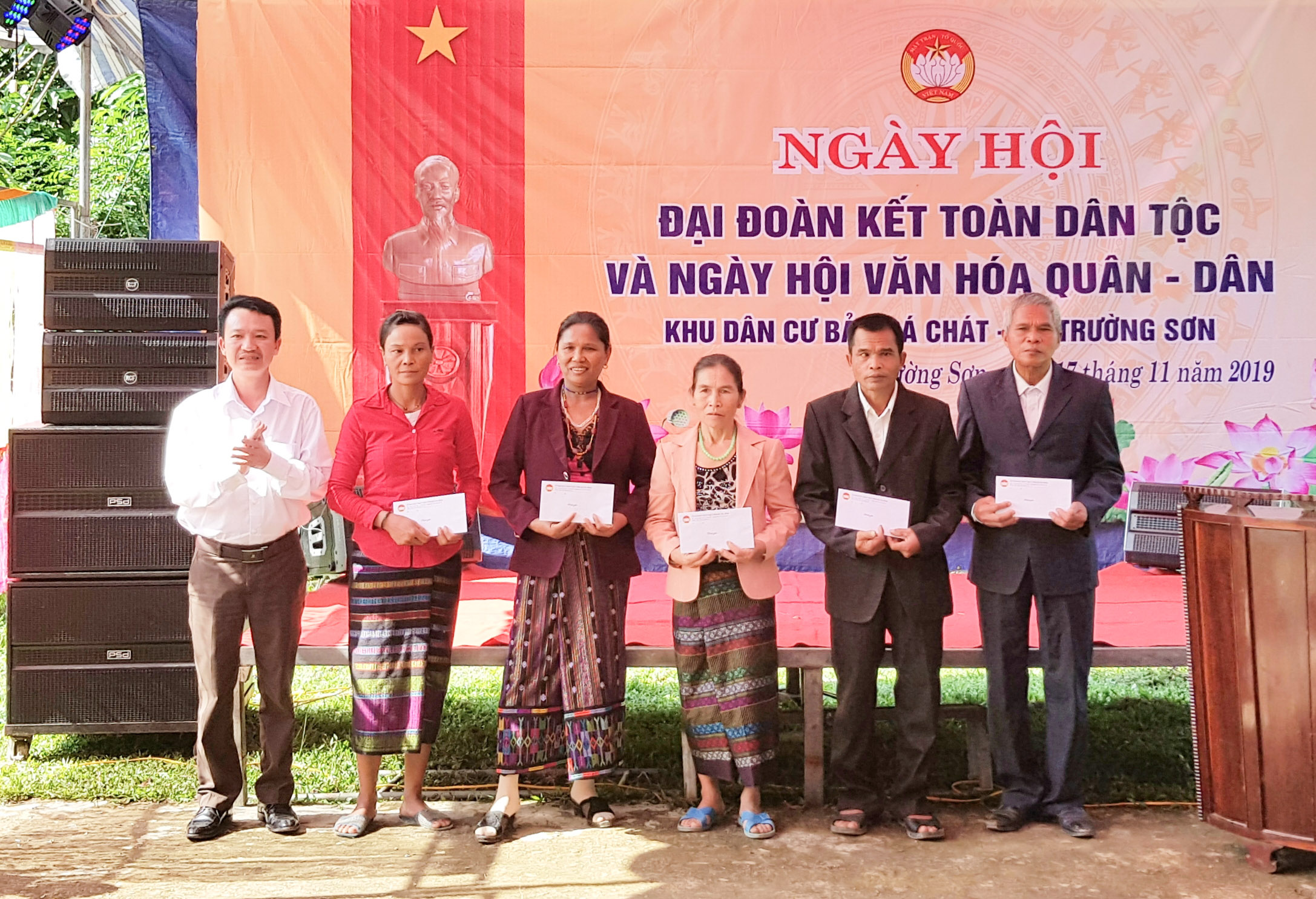 Đại diện lãnh đạo Ủy ban MTTQVN tỉnh tặng quà cho nhân dân bản Đá Chát.