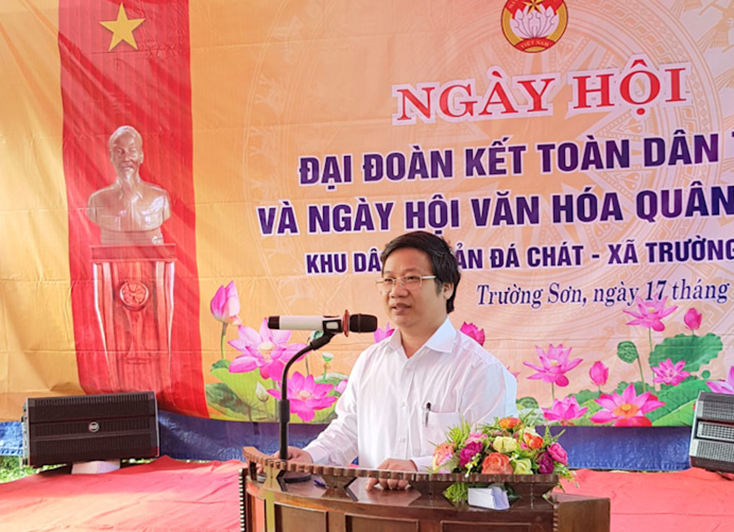 Đồng chí Cao Văn Định, Trưởng Ban Tuyên giáo Tỉnh ủy phát biểu tại “Ngày hội đại đoàn kết toàn dân tộc” gắn với “Ngày hội văn hóa quân-dân” năm 2019 ở bản Đá Chát.