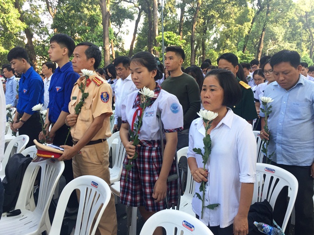  Các tổ chức, lực lượng, đoàn thể tưởng niệm nạn nhân tử vong do TNGT, sáng 17-11, tại thành phố Hồ Chí Minh.