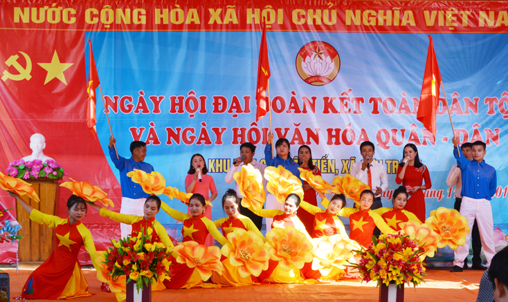 Tiết mục văn nghệ của bà con Xuân Tiến, xã Sơn Trạch chào mừng Ngày hội Đại đoàn kết toàn dân tộc.