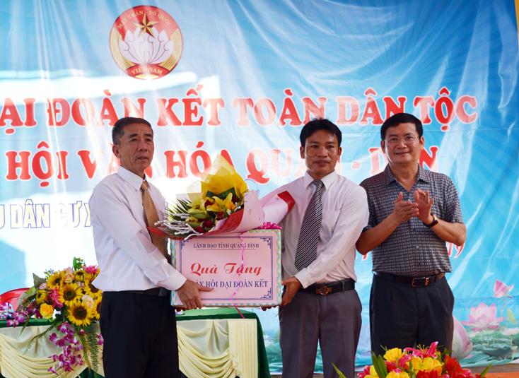  Đồng chí Phó Chủ tịch UBND tỉnh Trần Tiến Dũng tặng hoa, quà chúc mừng cán bộ nhân dân thôn Xuân Tiến, xã Sơn Trạch, huyện Bố Trạch.