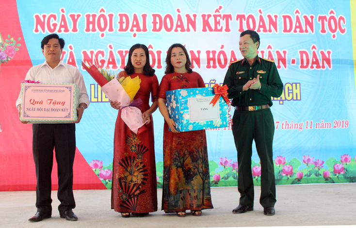 Đồng chí đại tá Hoàng Xuân Vĩnh, Chính ủy BCHQS tỉnh tặng quà cho cán bộ và nhân dân xã Thanh Thạch trong ngày vui đại đoàn kết.
