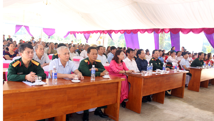 Đông đảo đại biểu, cán bộ, nhân dân xã Thanh Thạch tham dự Ngày hội đại đoàn kết toàn dân tộc.