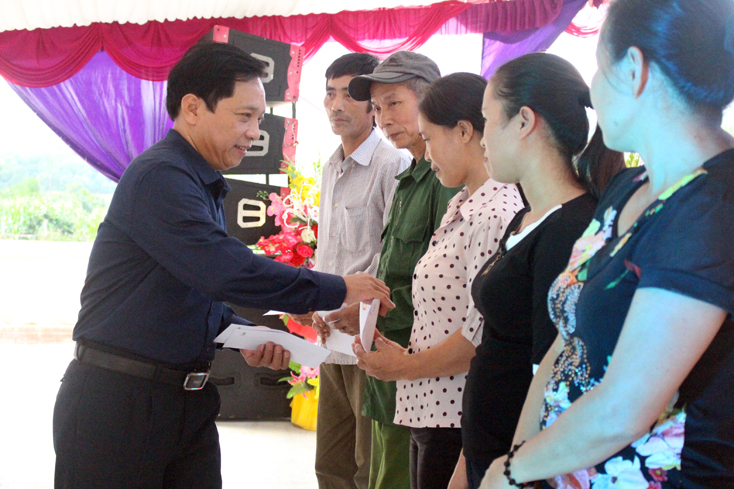 Ông Trương Văn Hởi, Phó Chủ tịch Ủy ban MTTQVN tỉnh trao quà cho các hộ gia đình chính sách ở xã Thanh Thạch